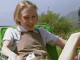 Даване на татуирана женска porno s balgarki уста и каминг