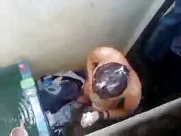 Зрелата жена Тара Холидей учи бебето си как правилно порно на български език да се чука в задника